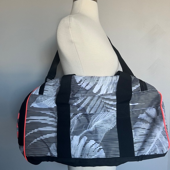 NWT Victoria's Secret Pink Duffle Bag Workout Sports Tote Tropical Palm Leaves - Picture 4 of 7